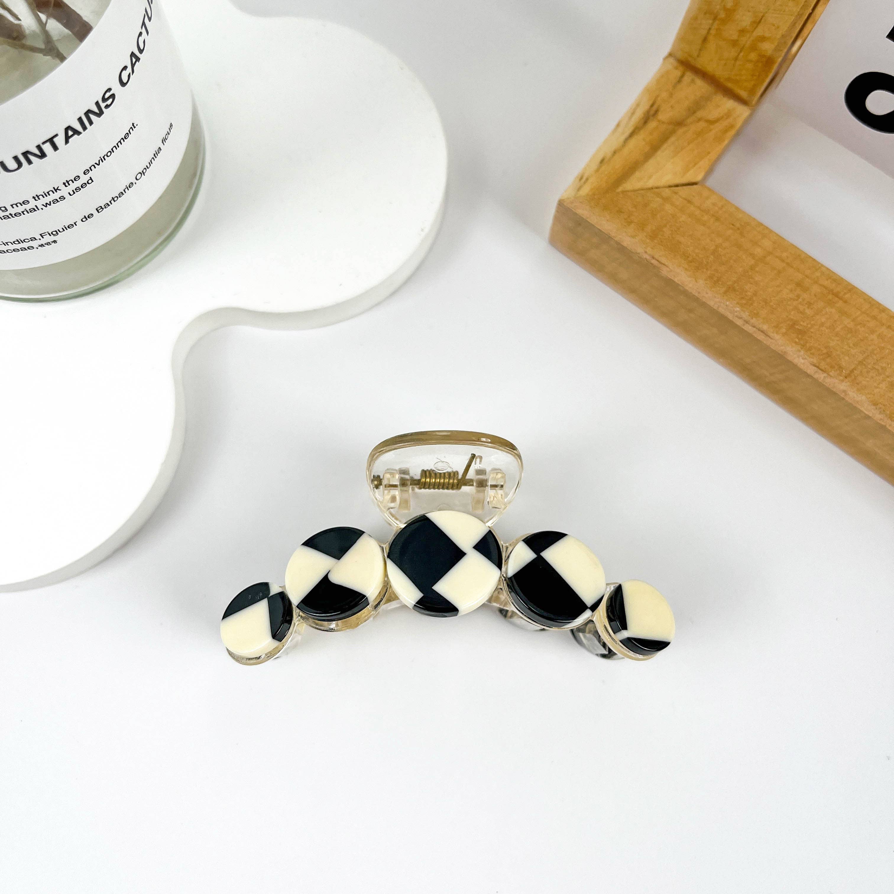 Black & White Checkerboard Claw Clip – Trendy Aesthetic Hair Clip | Simple Everyday Hair Accessory